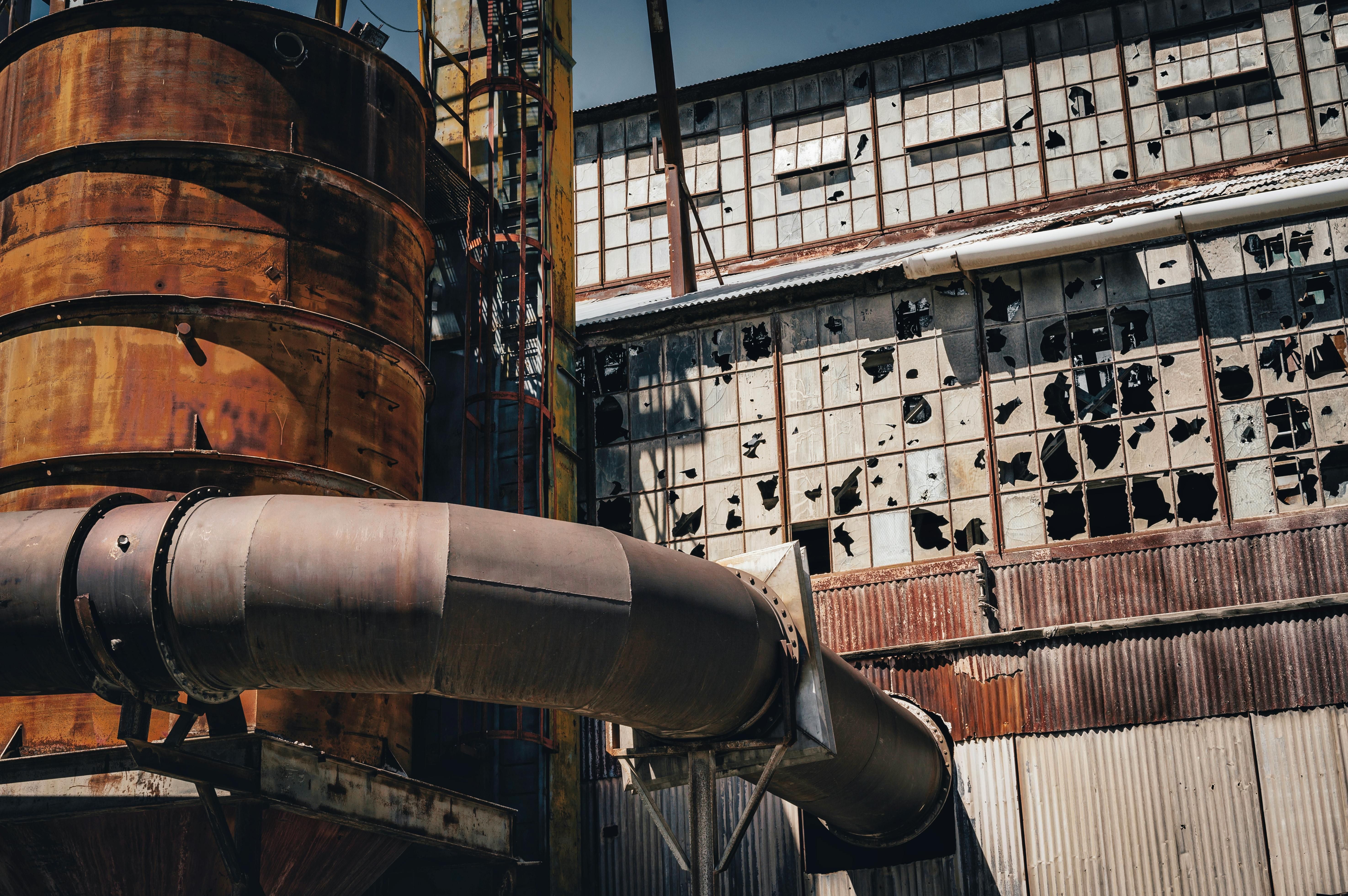 Ziviltechniker bei der Begutachtung eines Schaltschranks